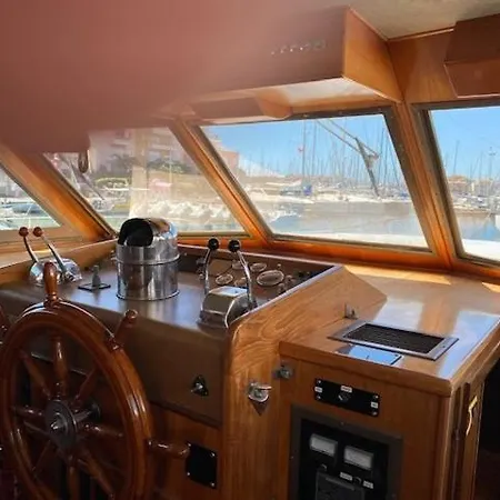 Yacht Natacha 보트호텔 *
