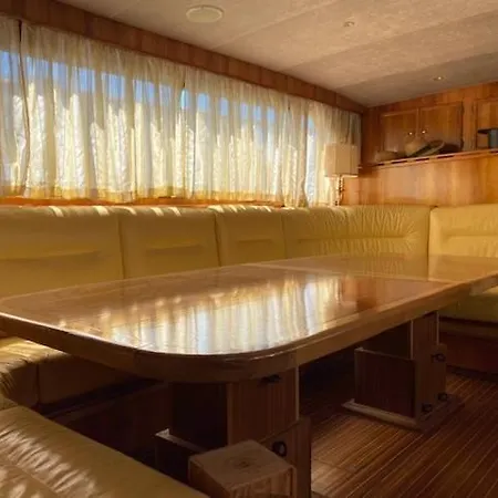 Yacht Natacha 아그