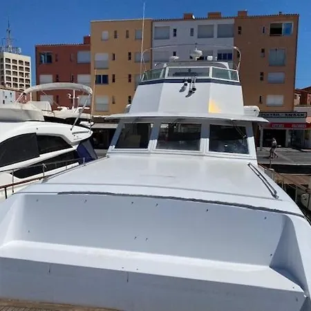 Yacht Natacha 보트호텔 *